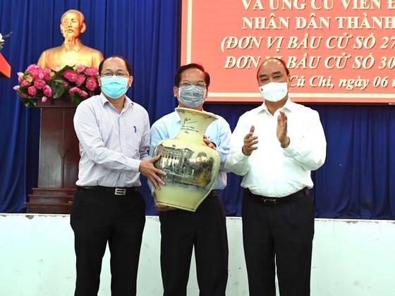 State President holds working session with Cu Chi, Hoc Mon districts in HCMC ảnh 4