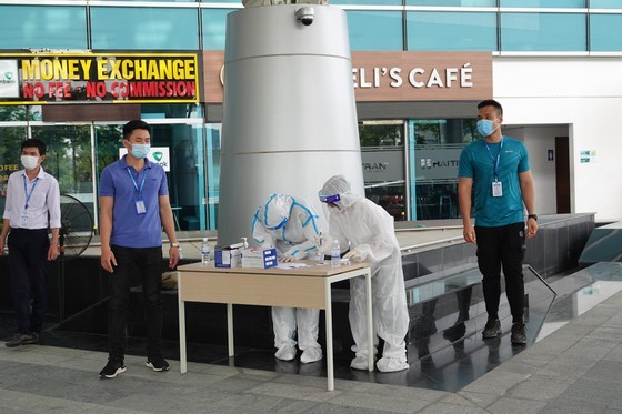 Da Nang Airport starts testing over 2,000 workers ảnh 2