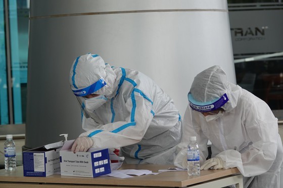 Da Nang Airport starts testing over 2,000 workers ảnh 3