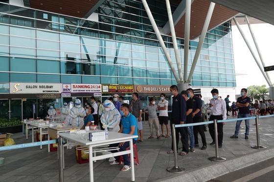 Da Nang Airport starts testing over 2,000 workers ảnh 5