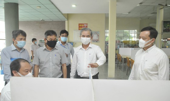 HCMC leaders inspect Covid-19 prevention, control work at Cat Lai Port ảnh 4