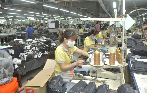 HCMC leaders inspect Covid-19 prevention, control work at Cat Lai Port ảnh 5