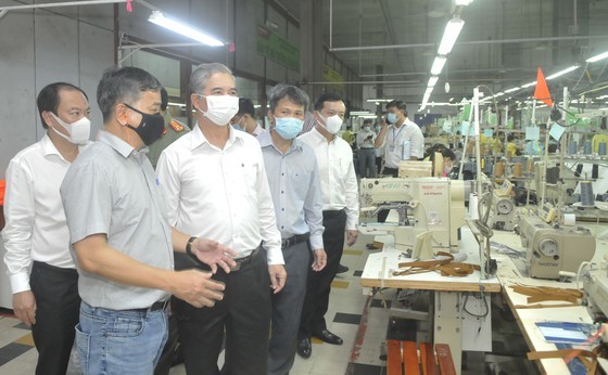 HCMC leaders inspect Covid-19 prevention, control work at Cat Lai Port ảnh 1