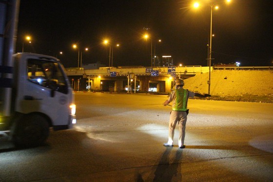 Over 121,000 arrivals tested for coronavirus at Covid-19 control stations ảnh 2