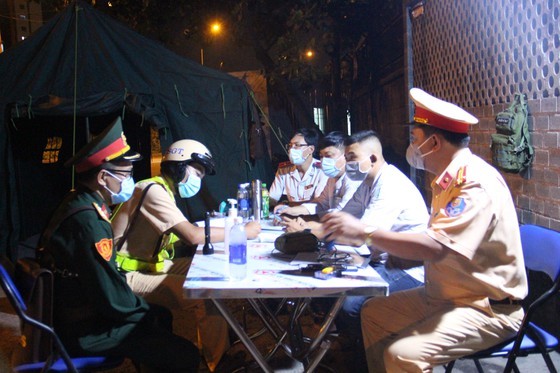 Over 121,000 arrivals tested for coronavirus at Covid-19 control stations ảnh 4