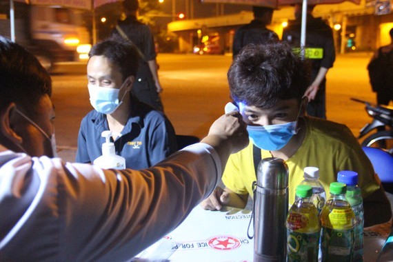 Over 121,000 arrivals tested for coronavirus at Covid-19 control stations ảnh 1