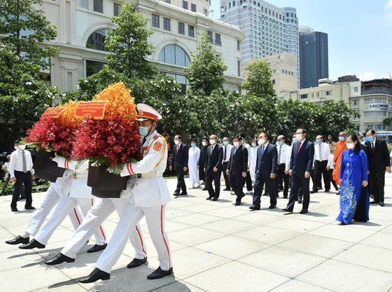 State President, HCMC’s leaders commemorate President Ho Chi Minh’s birthday ảnh 5