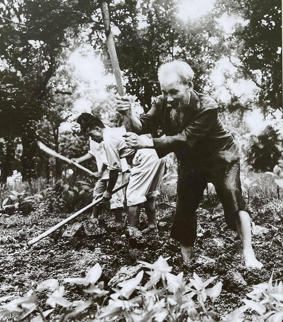 Valuable items on display to honour late President ảnh 3