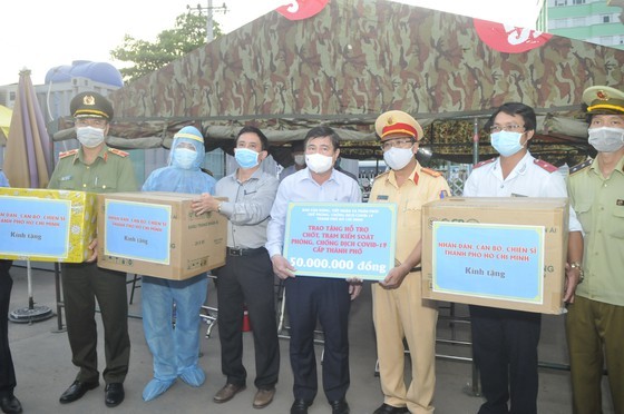 HCMC leaders visit Covid-19 control stations ảnh 2