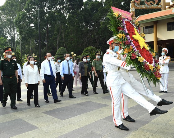 State President offers incense to commemorate martyrs at Ben Duoc temple ảnh 1