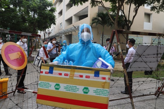 Voting in locked-down Sunview Town apartment building ảnh 2