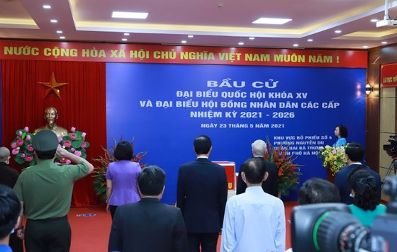 Party General Secretary casts his vote in Hanoi’s Polling Station No. 4 ảnh 7