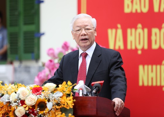 Party General Secretary casts his vote in Hanoi’s Polling Station No. 4 ảnh 8