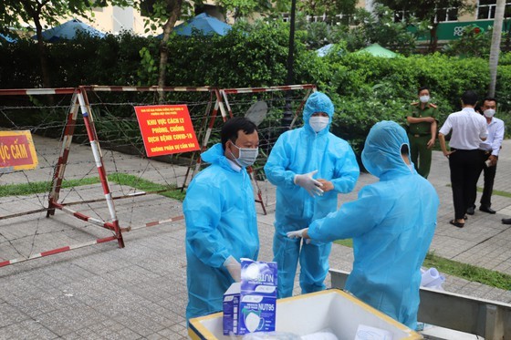 Voting in locked-down Sunview Town apartment building ảnh 1