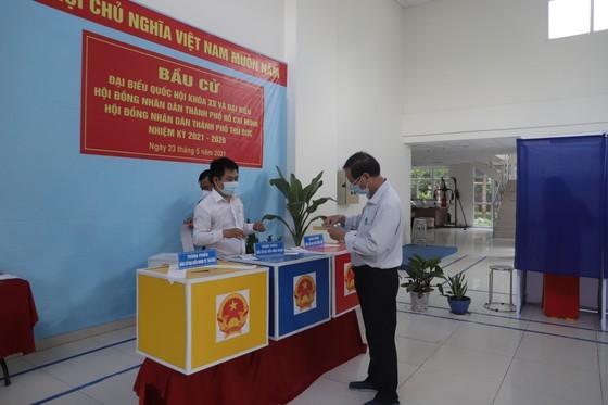 Voting in locked-down Sunview Town apartment building ảnh 3