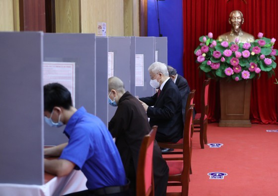 Party General Secretary casts his vote in Hanoi’s Polling Station No. 4 ảnh 4