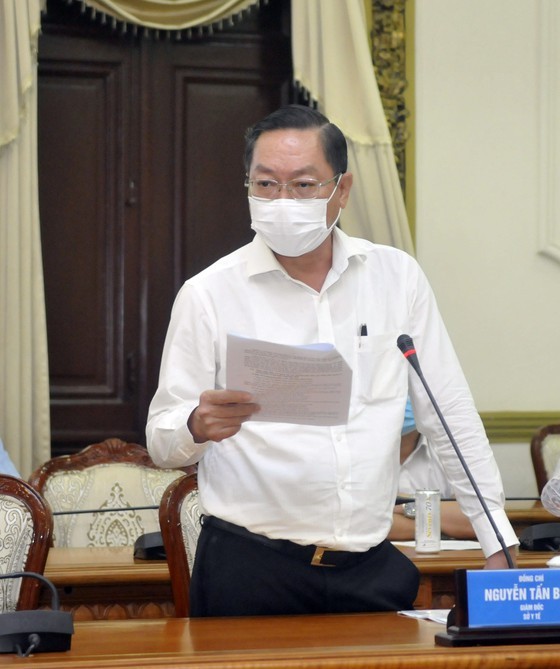 HCMC imposes social distancing in shopping malls, markets ảnh 4