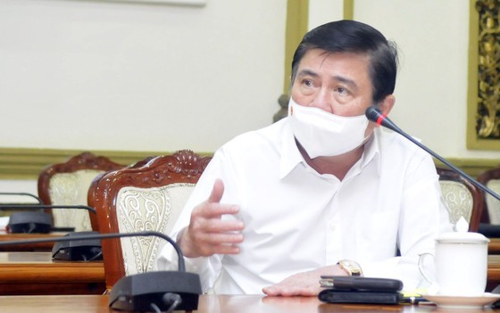 HCMC imposes social distancing in shopping malls, markets ảnh 1