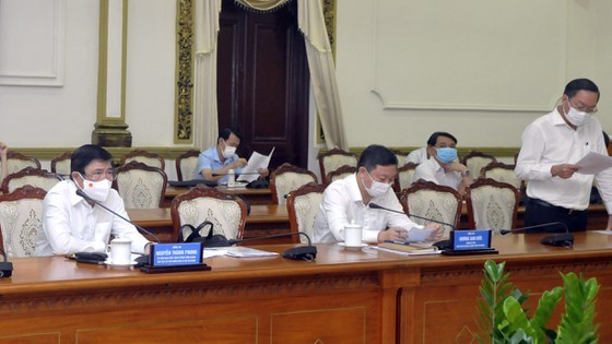 HCMC imposes social distancing in shopping malls, markets ảnh 2