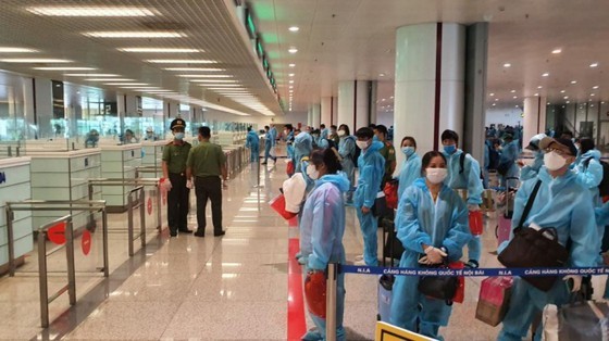 Noi Bai, Tan Son Nhat airports continue receiving foreign arrivals ảnh 1