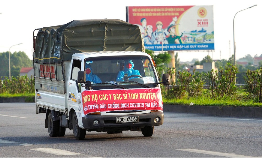 Silent sacrifice of frontline soldiers in the battle against covid-19 ảnh 2