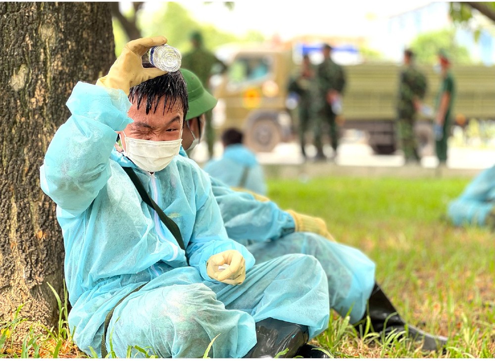 Silent sacrifice of frontline soldiers in the battle against covid-19 ảnh 4