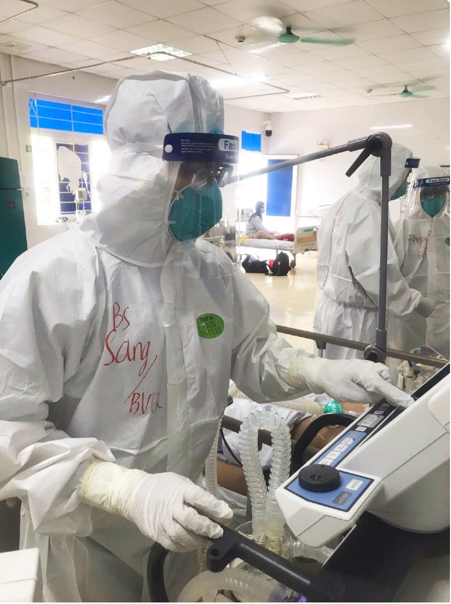 Silent sacrifice of frontline soldiers in the battle against covid-19 ảnh 5