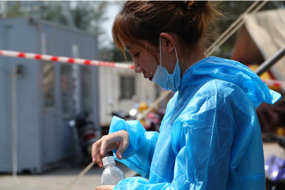 Silent sacrifice of frontline soldiers in the battle against covid-19 ảnh 15