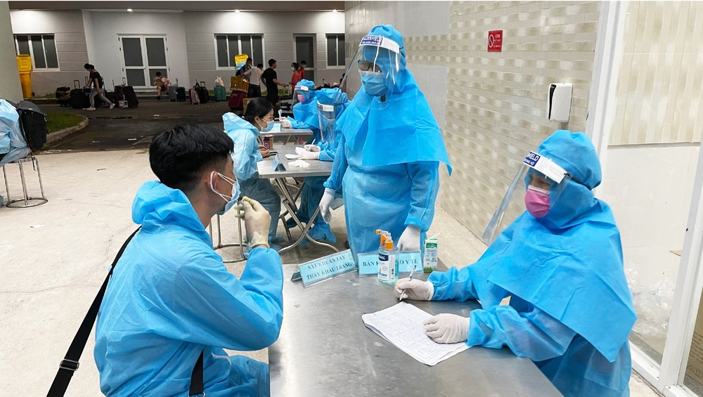 Silent sacrifice of frontline soldiers in the battle against covid-19 ảnh 17