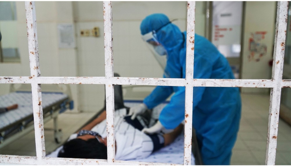 Silent sacrifice of frontline soldiers in the battle against covid-19 ảnh 18