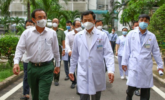 HCMC Party Chief visits police officer infected with Covid-19 ảnh 1