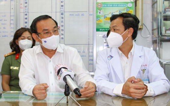 HCMC Party Chief visits police officer infected with Covid-19 ảnh 2
