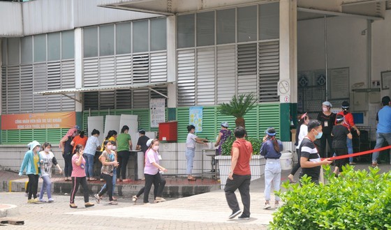 HCMC leaders inspect Covid-19 prevention, control work at PouYuen Company ảnh 6