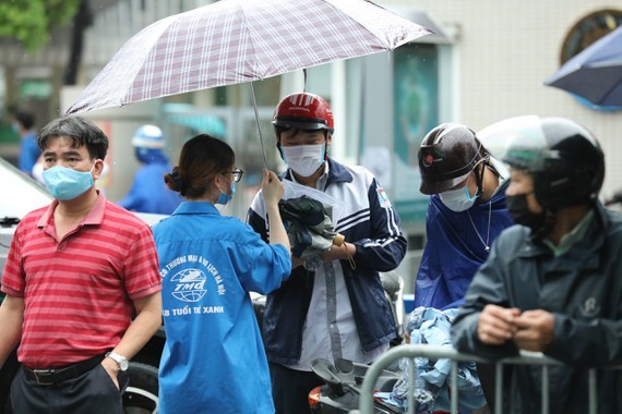 Over 93,000 students enter 10th grade entrance exam in Hanoi ảnh 1