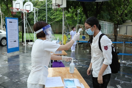 Over 93,000 students enter 10th grade entrance exam in Hanoi ảnh 2