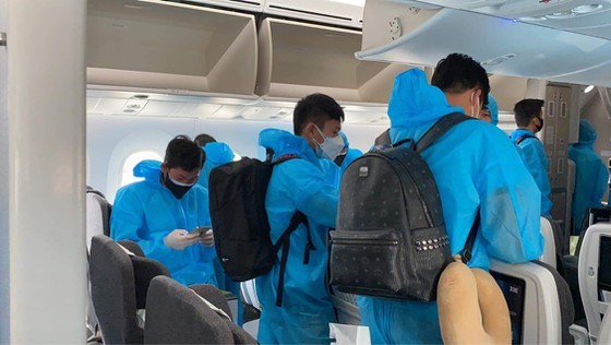 Vietnam national football team returns to HCMC, takes 7-day quarantine ảnh 2
