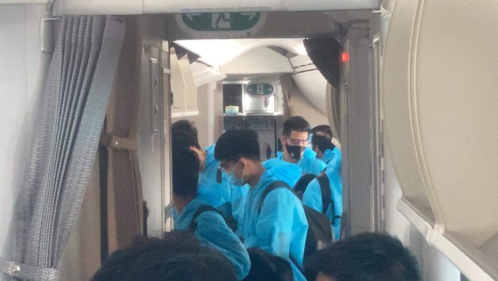 Vietnam national football team returns to HCMC, takes 7-day quarantine ảnh 3