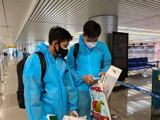 Vietnam national football team returns to HCMC, takes 7-day quarantine ảnh 5