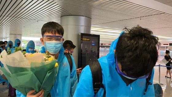 Vietnam national football team returns to HCMC, takes 7-day quarantine ảnh 1