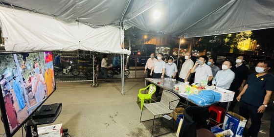 HCMC leader conducts unexpected inspections of Covid-19 prevention works ảnh 11