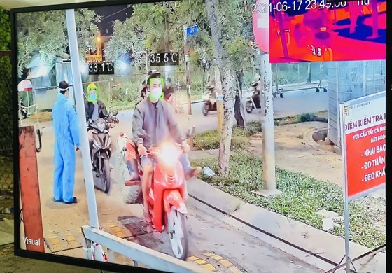 HCMC leader conducts unexpected inspections of Covid-19 prevention works ảnh 9