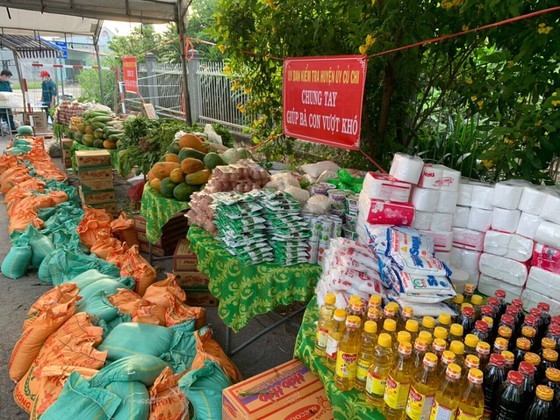 Charitable activities supporting needy people hit by pandemic held citywide ảnh 6