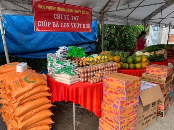 Charitable activities supporting needy people hit by pandemic held citywide ảnh 7