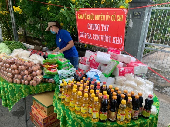 Charitable activities supporting needy people hit by pandemic held citywide ảnh 8