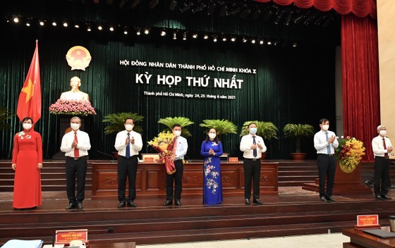 Top leaders of HCMC People's Council, People’s Committee re-elected ảnh 5