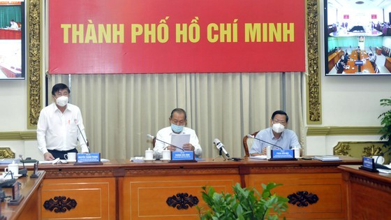 City-wide mass testing conducted with strict social distancing measures ảnh 1