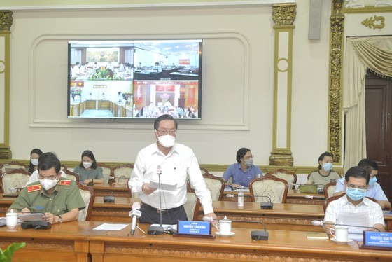 City-wide mass testing conducted with strict social distancing measures ảnh 3