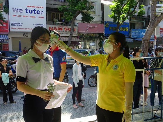 Over 95 pct of HCMC's students tested for Covid-19 before national examination ảnh 7
