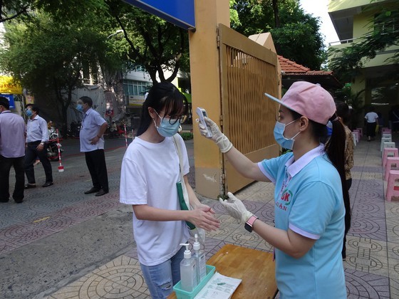 Over 95 pct of HCMC's students tested for Covid-19 before national examination ảnh 4
