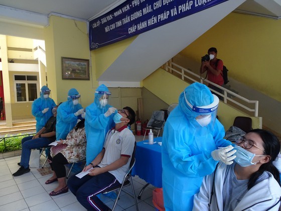 Over 95 pct of HCMC's students tested for Covid-19 before national examination ảnh 5